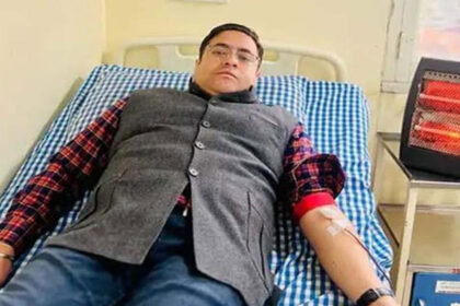 DC विशेष सारंगल ने पेश की इंसानियत की मिसाल, रक्तदान कर 85 वर्षीय महिला की बचाई जान !