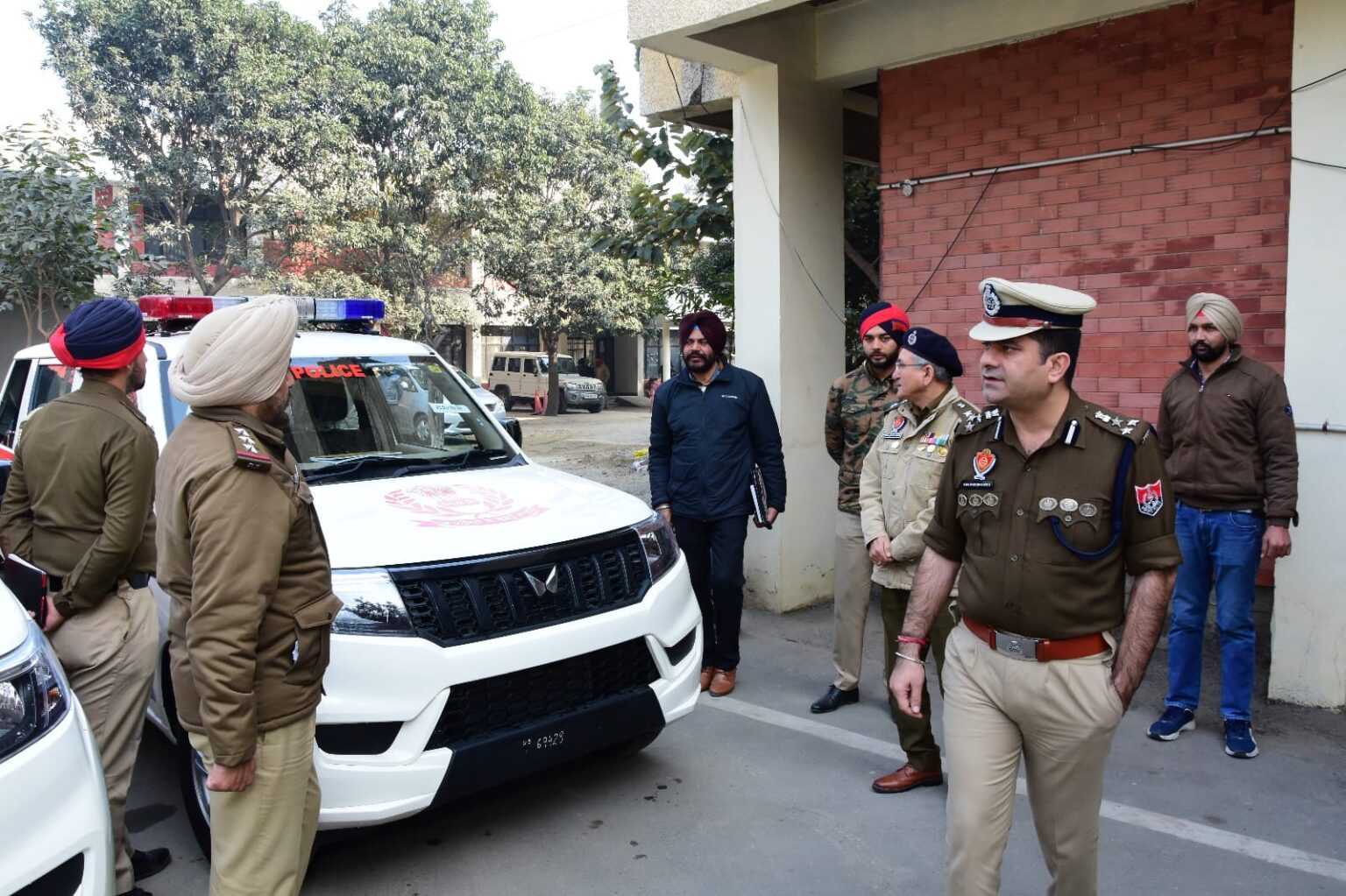 पुलिस आयुक्त स्वप्न शर्मा ने शहर के पुलिस स्टेशनों के लिए 10 नई एसयूवी को दिखाई हरी झंडी