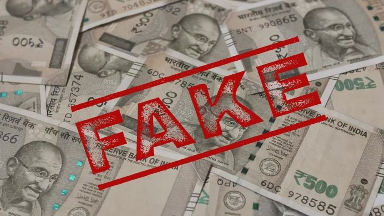 नकली नोट छापने वाले गिरोह का भंडाफोड़, इंटरनेट से सीखा नकली नोट बनाना, लाखों के नोट बरामद, पढ़ें