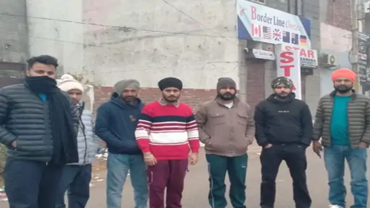 जालंधर : ट्रैवल एजेंट के दफ्तर के बाहर हंगामा, 30 युवकों से लाखों रूपए की ठगी के आरोप, पढ़ें