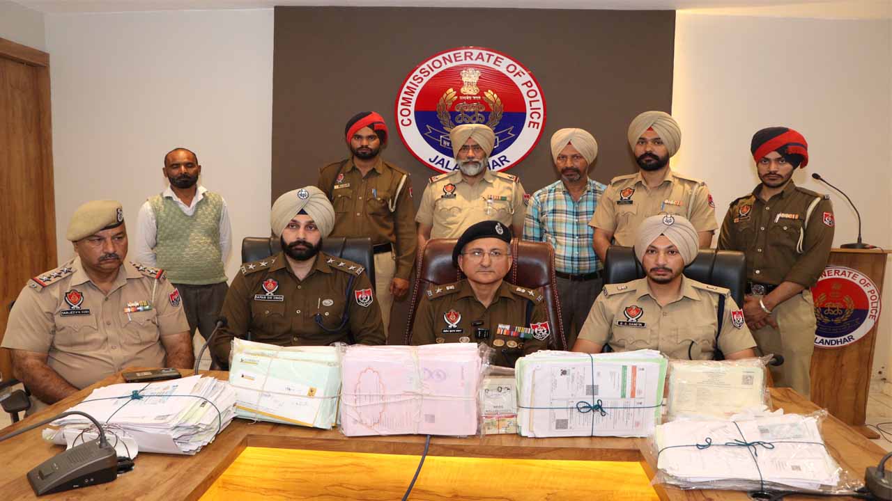 कमिश्नरेट पुलिस ने फर्जी ड्राइविंग लाइसेंस और आरसी बनाने वाले गिरोह का भंडाफोड़ कर बड़े घोटाले का किया पर्दाफाश 