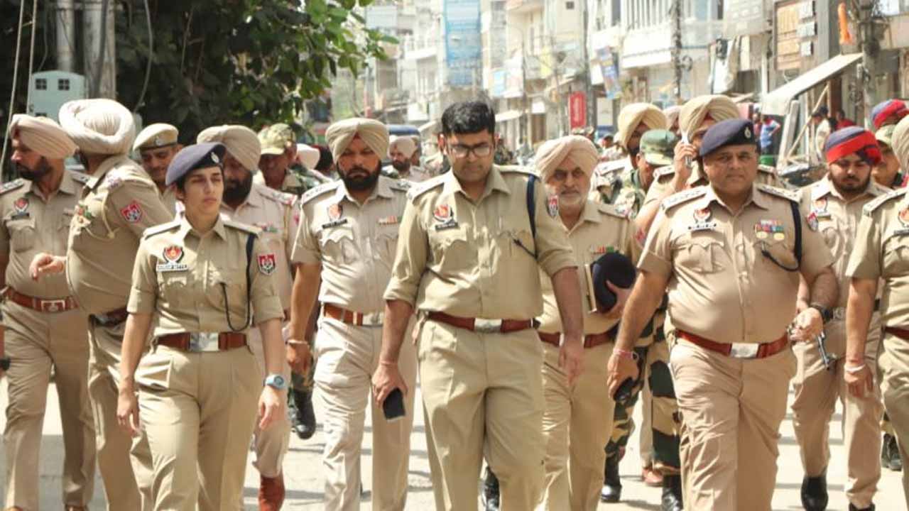 लोकसभा चुनाव को लेकर जालंधर देहात पुलिस ने करतारपुर इलाके में निकाला फ्लैग मार्च