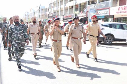 लोकसभा चुनावों के मद्देनजर CP Swapan Sharma के नेतृत्व में जालंधर पुलिस ने शहर में निकाला फ्लैग मार्च