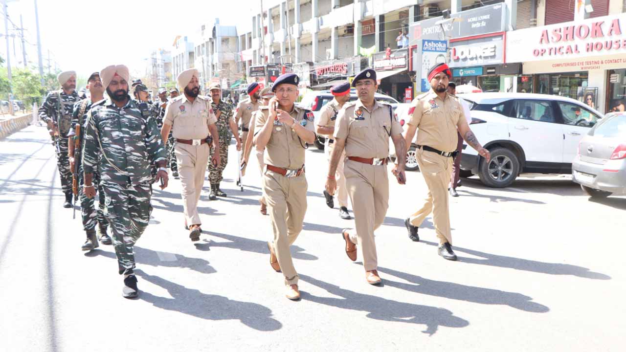 लोकसभा चुनावों के मद्देनजर CP Swapan Sharma के नेतृत्व में जालंधर पुलिस ने शहर में निकाला फ्लैग मार्च