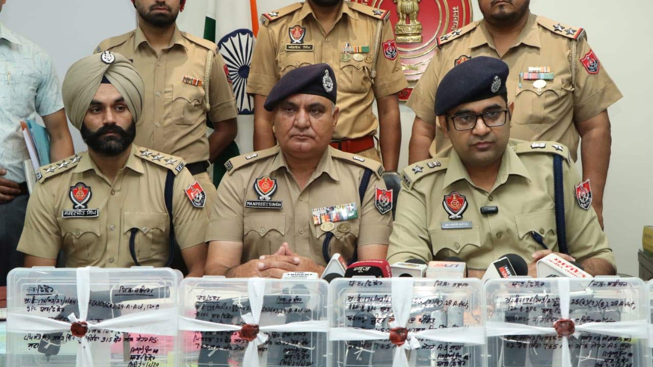 जालंधर में गैं/ग/स्टर सोनू खत्री के 5 साथी गिरफ्तार, भारी मात्रा में हथियार बरामद