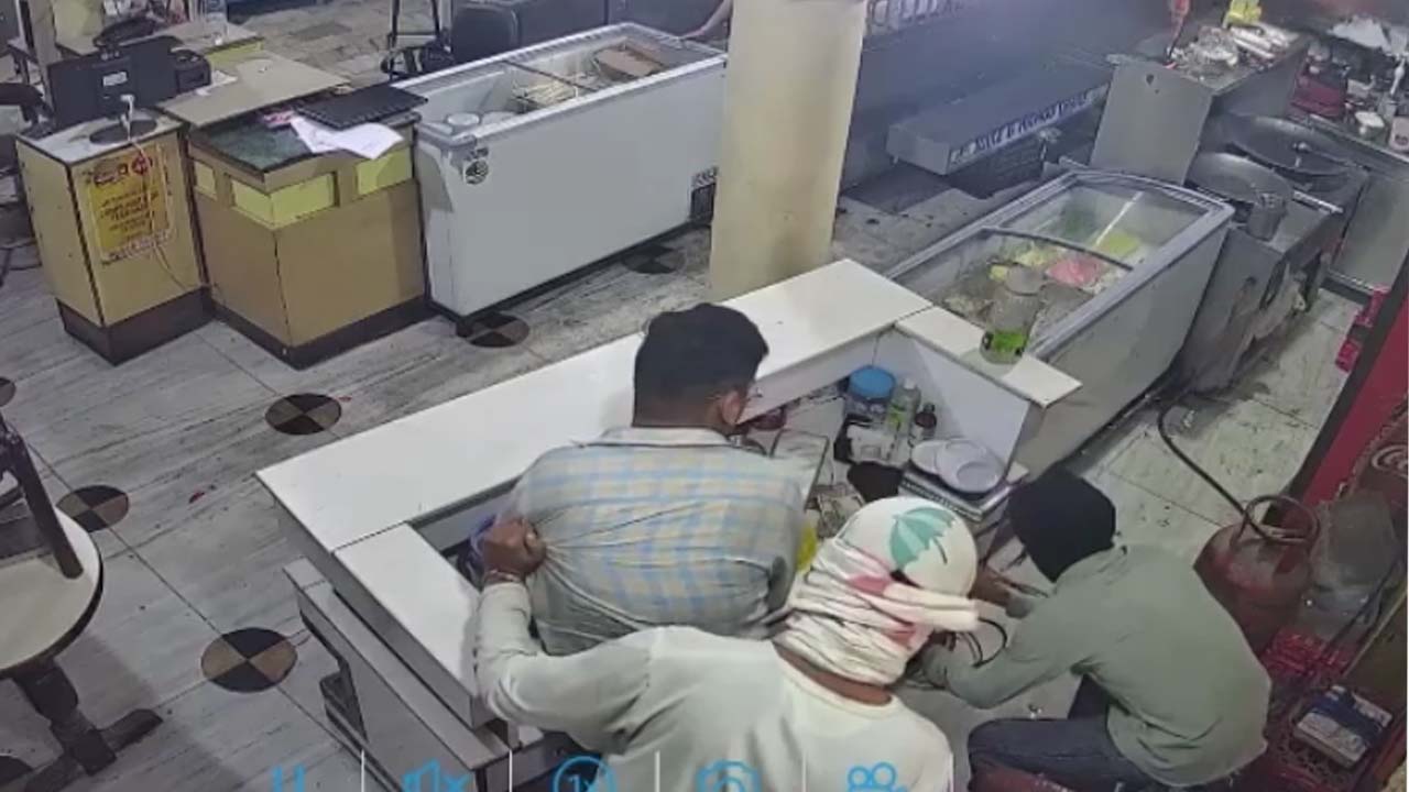 जालंधर में मशहूर जूस बार मालिक से हुई लूट, लुटेरों ने हथियारों के बल पर दिया वारदात को अंजाम, CCTV आई सामने !