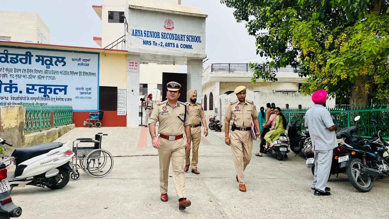 Jalandhar News: स्थानीय चुनावों के दौरान कमिश्नरेट पुलिस जालंधर अलर्ट, पुलिस आयुक्त ने नाकाबंदी और मतदान केन्द्रों का किया निरीक्षण