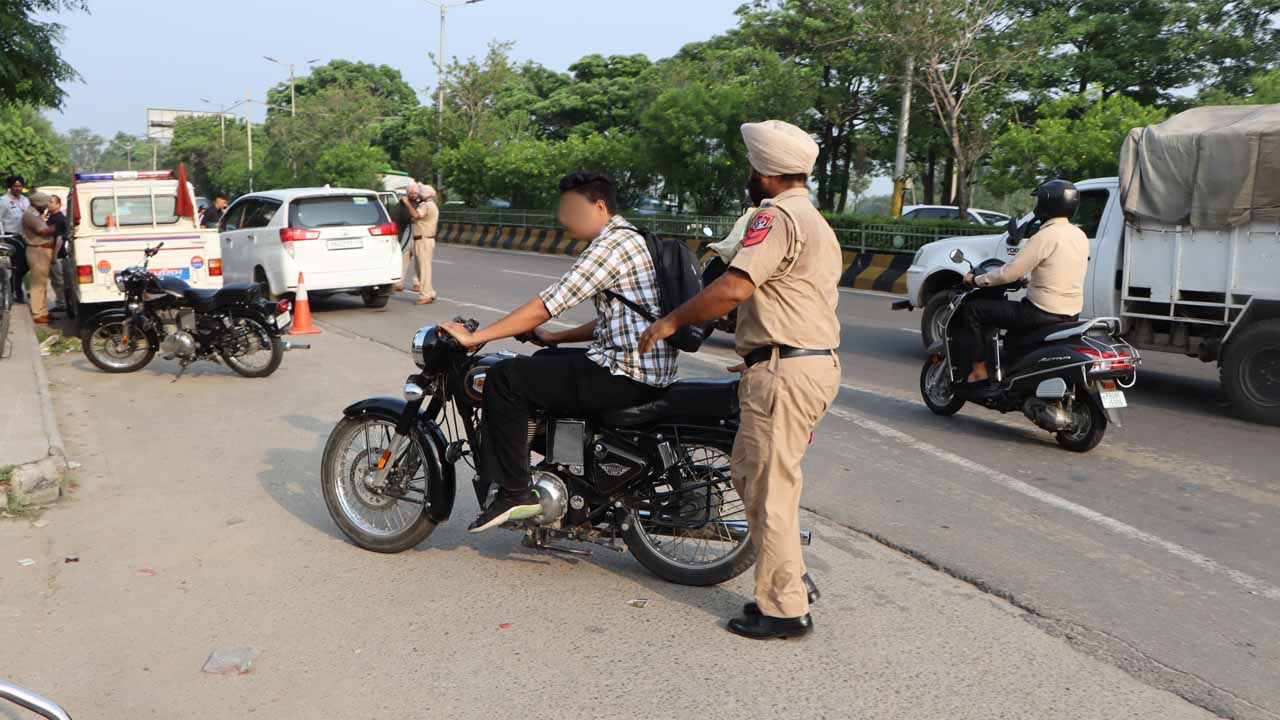 कमिश्नरेट पुलिस ने बुलेट मोटरसाइकिलों के अवैध साइलेंसरों के खिलाफ अपना अभियान किया तेज