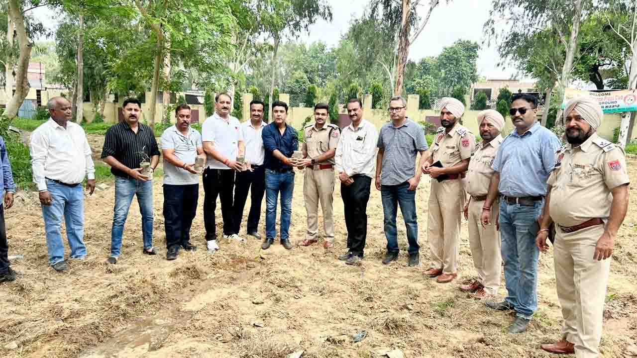 कमिश्नरेट पुलिस ने हरियाली के लिए उठाया अहम कदम, एन.जी.ओ वारियर्स के सहयोग से वृक्षारोपण अभियान चलाया