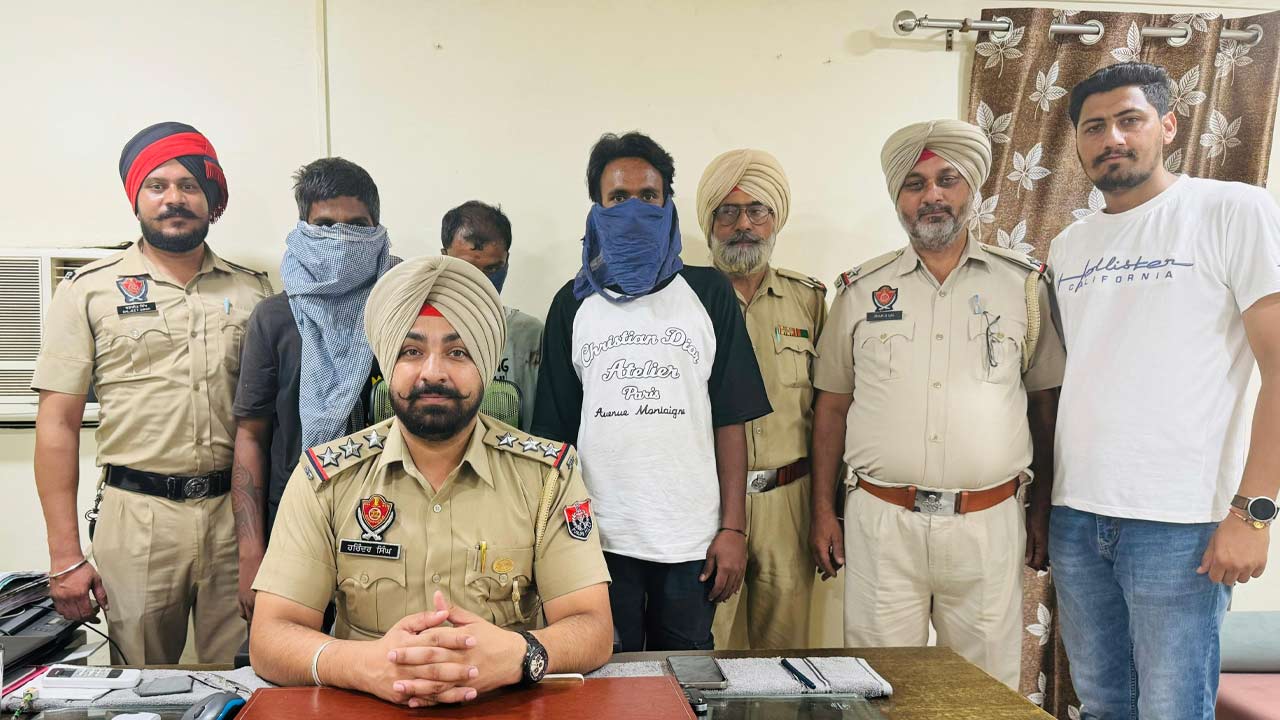 कमिश्नरेट पुलिस ने लूटपाट करने वाले गिरोह का किया भंडाफोड़, लूटी गई रकम और कीमती सामान के साथ तीन गिरफ्तार