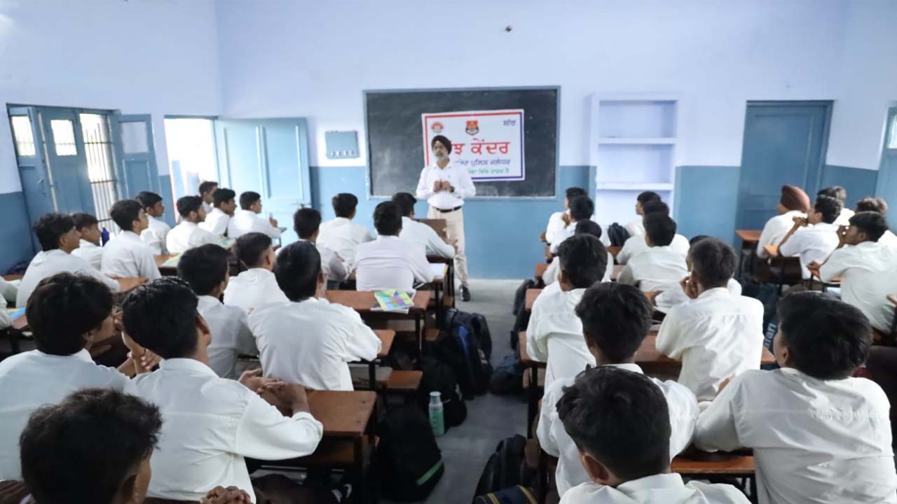 कमिश्नरेट पुलिस ने विभिन्न स्कूलों में यौन शोषण, बाल शोषण पर सेमिनार किए आयोजित,  सीपीआरसी सेवाओं, साइबर अपराध, यातायात नियमों और नए कानूनों पर की चर्चा !