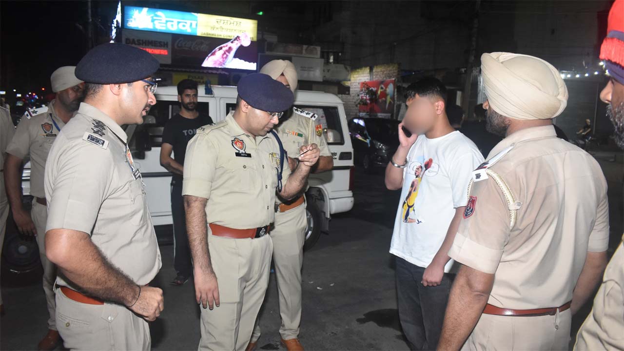 कमिश्नरेट पुलिस ने रात्रि नाकाबंदी और चेकिंग अभियान किया तेज, यातायात उल्लंघनकर्ताओं के काटे चालान
