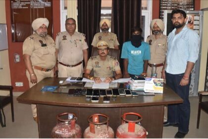 कमिश्नरेट पुलिस ने चोरी और लूटपाट में शामिल एक व्यक्ति को किया गिरफ्तार, 15 मोबाइल फोन, 3 गैस सिलेंडर और एक मोटरसाइकिल बरामद।