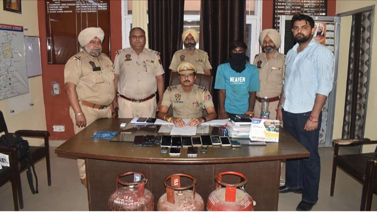 कमिश्नरेट पुलिस ने चोरी और लूटपाट में शामिल एक व्यक्ति को किया गिरफ्तार, 15 मोबाइल फोन, 3 गैस सिलेंडर और एक मोटरसाइकिल बरामद।