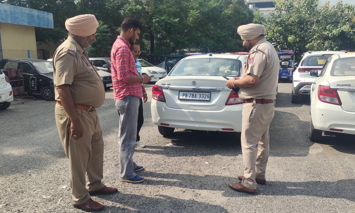 कमिश्नरेट पुलिस ने वाहन ऐप का उपयोग करके बस स्टैंड पर वाहनों की जांच करने के उद्देश्य से चलाए अभियान को किया तेज