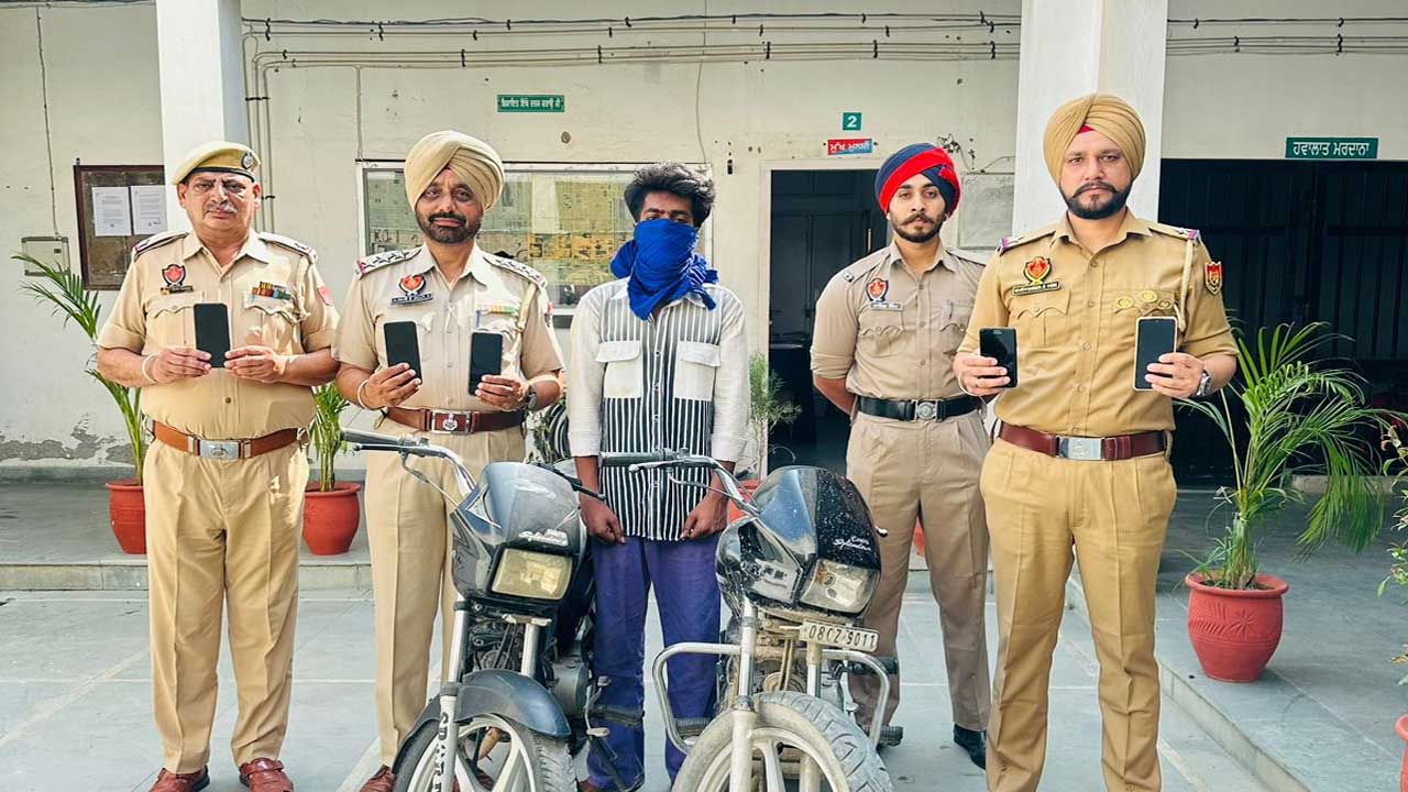 कमिश्नरेट पुलिस ने लूटपाट करने वाले गिरोह का किया भंडाफोड़, मोटरसाइकिल, मोबाइल व हथियार के साथ तीन गिरफ्तार