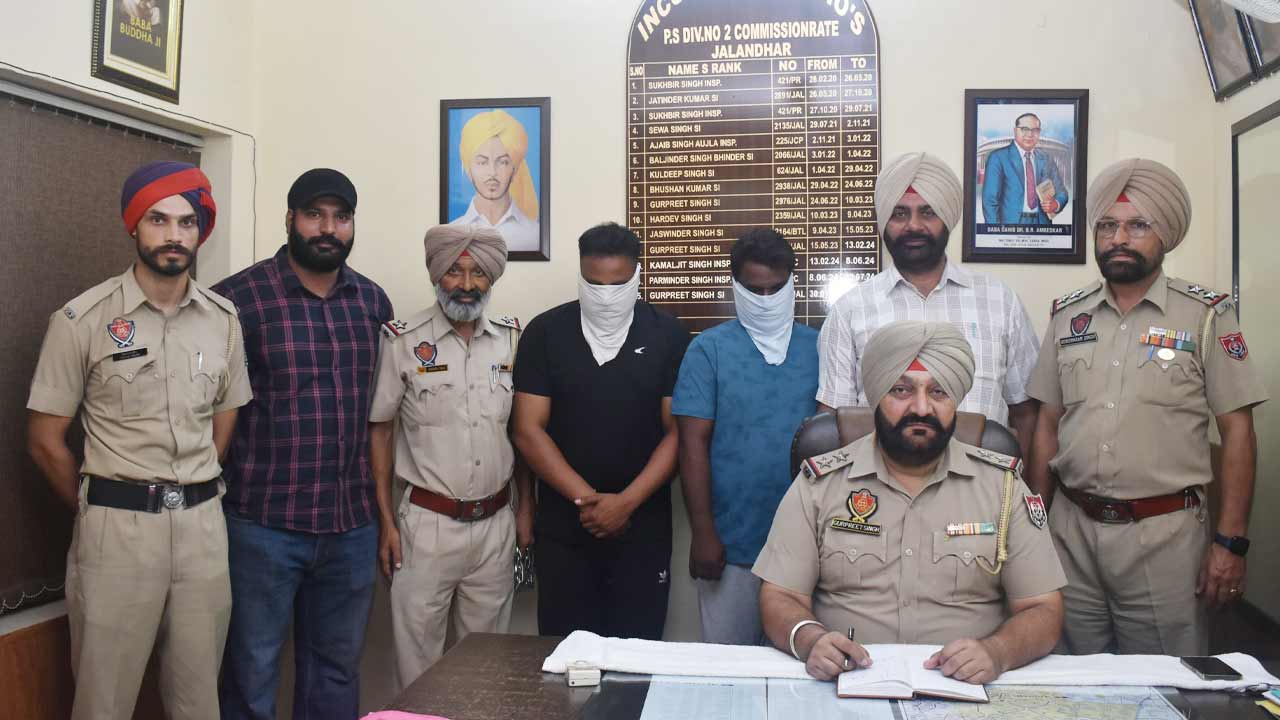 फर्जी वीजा के जरिए लोगों को ठगने वाले गिरोह का भंडाफोड़, 26 लाख कैश और पांच पासपोर्ट सहित दो काबू