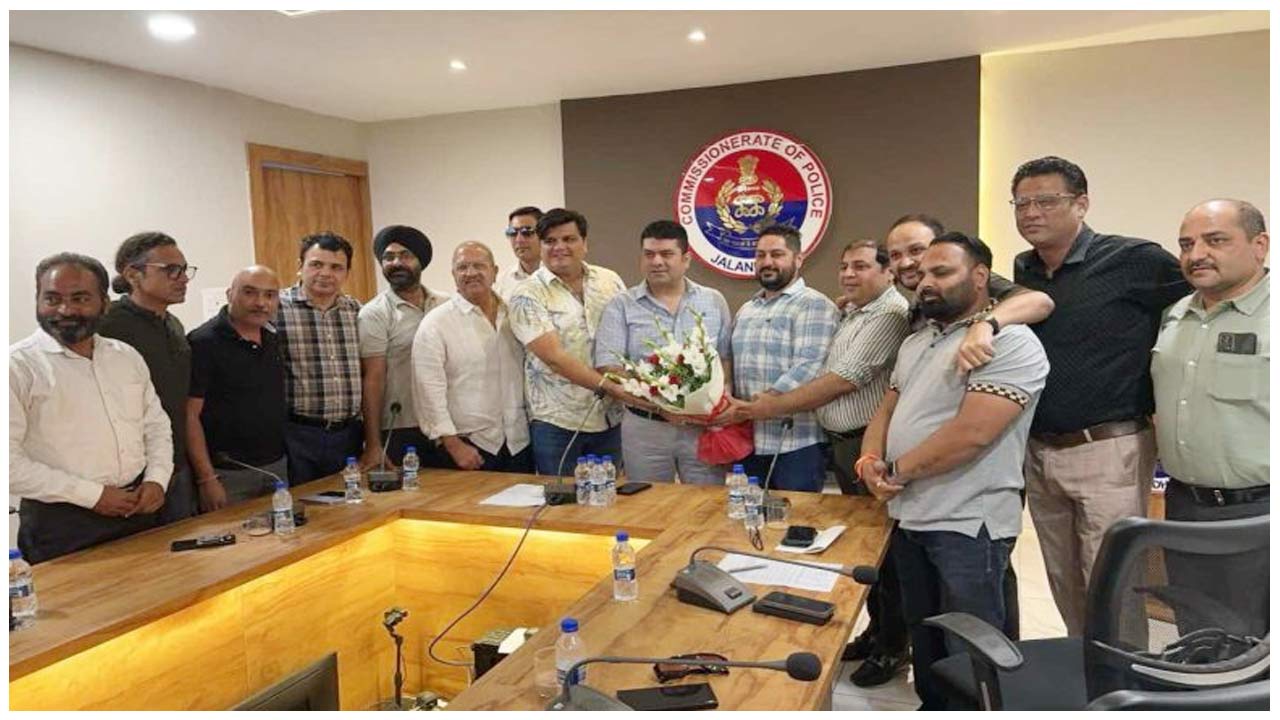 ब्लैकमेलिंग करने वाले कथित पत्रकारों पर जल्द होगा एक्शन, CP स्वपन शर्मा ने इलेक्ट्रानिक मीडिया एसोसिएशन के साथ की मीटिंग।