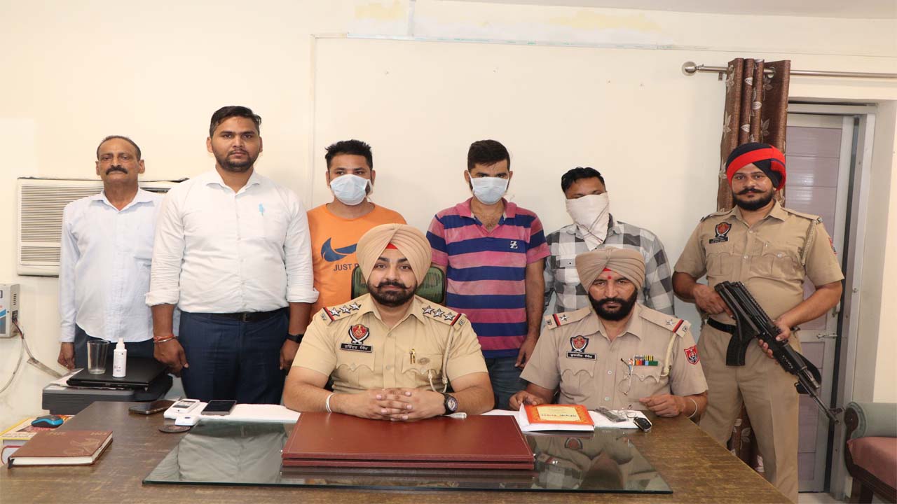 सवारी बनकर ई-रिक्शा लूटने वाले तीन लुटेरों को कमिश्नरेट पुलिस ने किया गिरफ्तार, पढ़ें