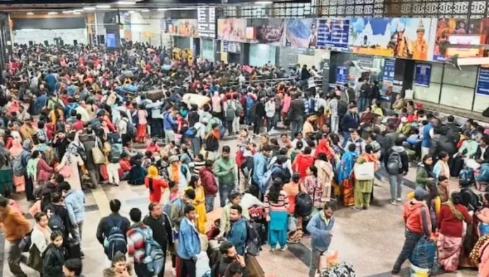 नई दिल्ली रेलवे स्टेशन पर मची भगदड़, कई लोगों की मौत