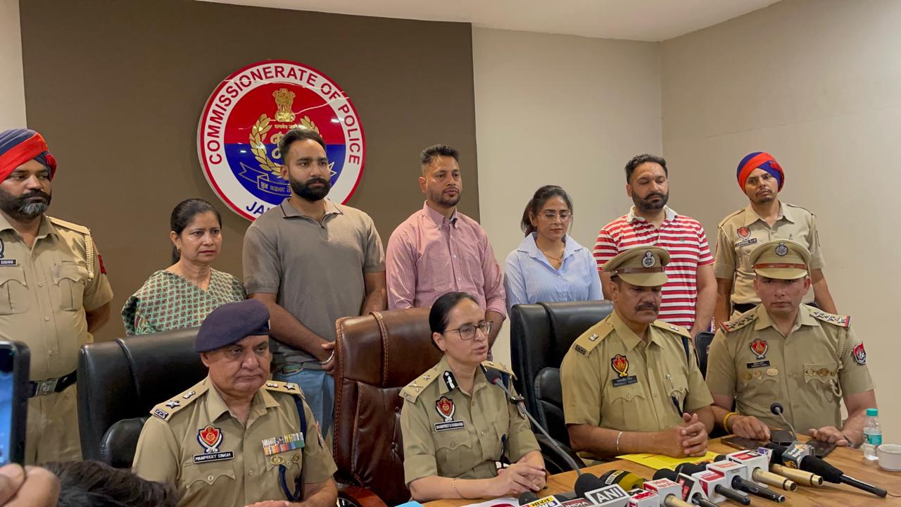जालंधर : ड्रग तस्करी के बड़े गिरोह का भंडाफोड़, 13 किलो हेरोइन, अवैध हथियार, लग्जरी गाड़ियों के साथ 2 आरोपी गिरफ्तार