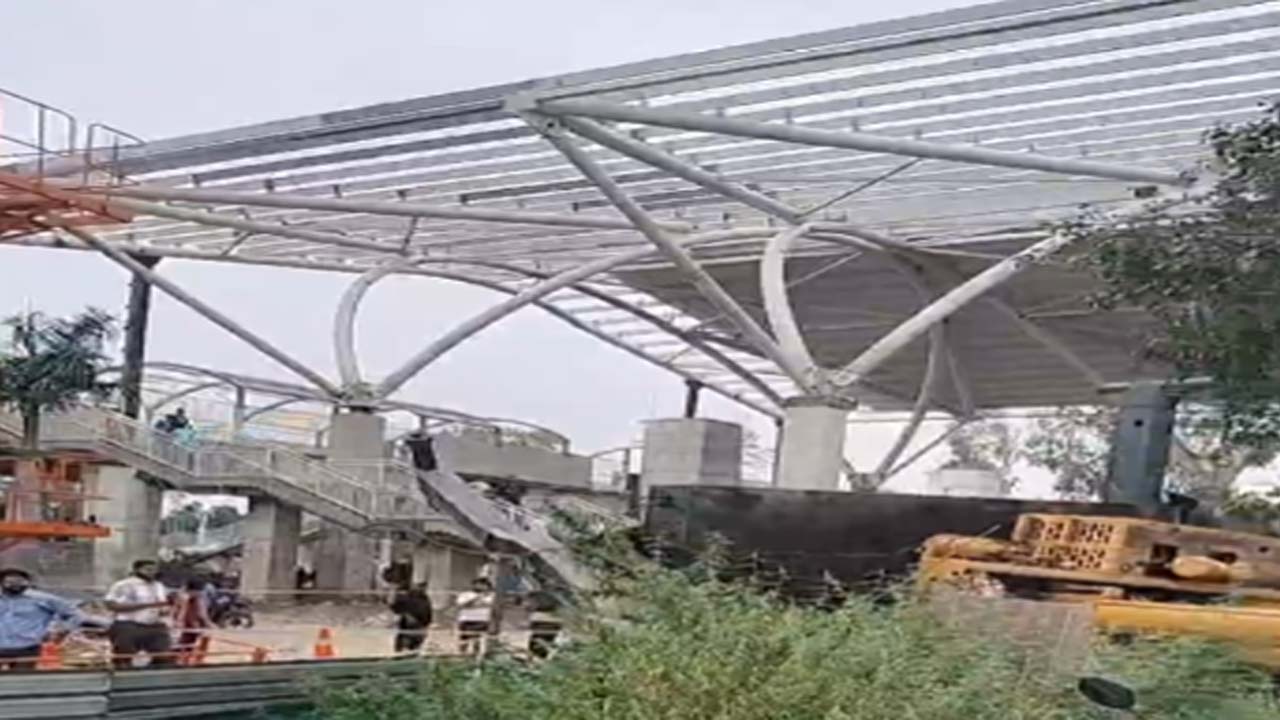 जालंधर कैंट रेलवे स्टेशन पर निर्माण के दौरान क्रेन गिरने से दर्जनों वाहन क्षतिग्रस्त