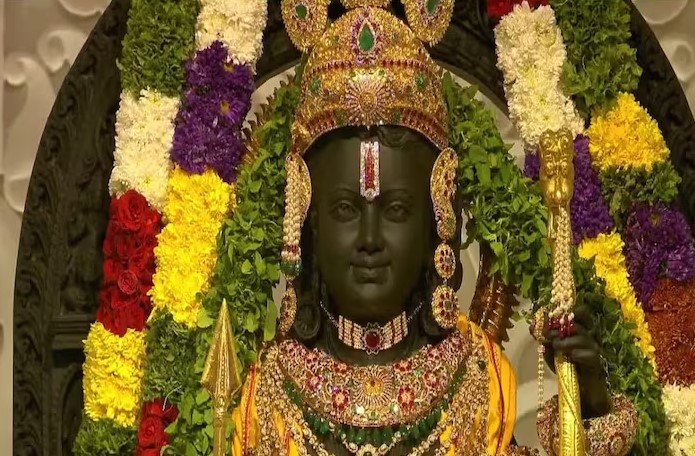 अयोध्या राम मंदिर में प्राण प्रतिष्ठा पूरी, गर्भ गृह में विराजे रामलला, देखें गर्भ गृह के अंदर की PHOTOS