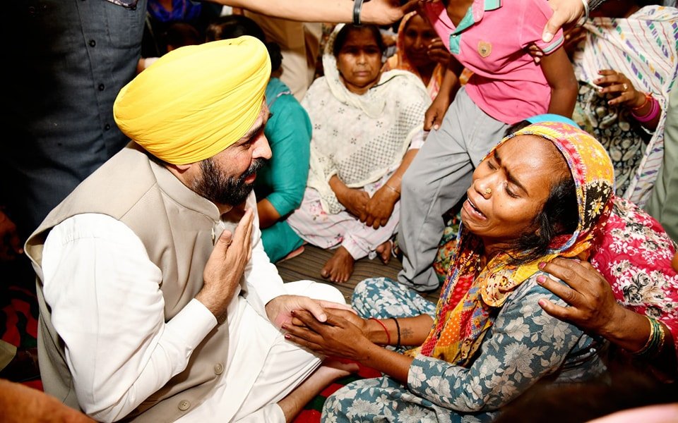 अमृतसर में जहरीली शराब मामला: SHO और DSP सस्पेंड, अब तक 17 लोगों की मौत, मृतकों के परिवारों को 10 लाख रुपए मुआवजा देने की घोषणा
