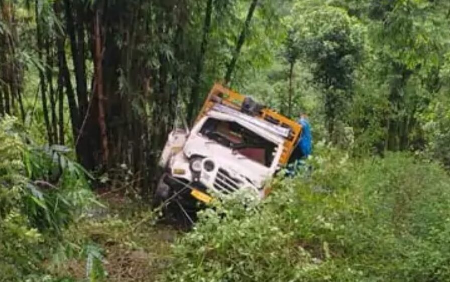 हिमाचल में पिकअप खाई में गिरी, पंजाब के 4 तीर्थयात्रियों की मौत