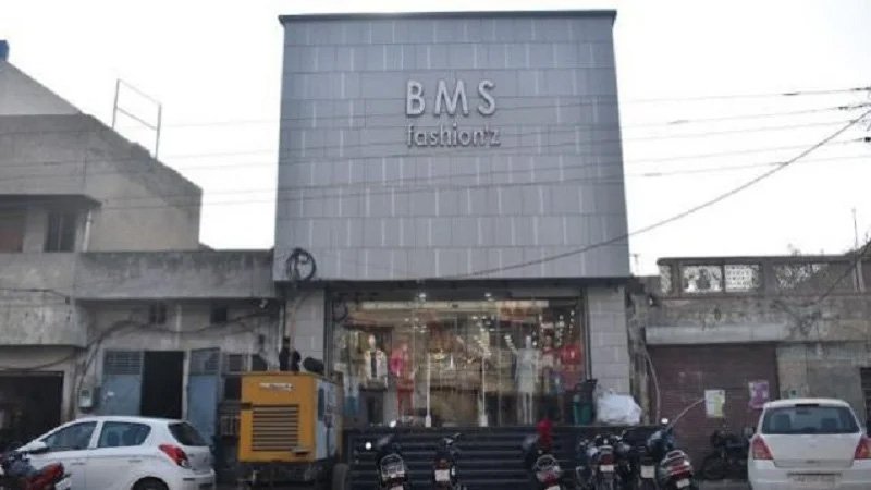 फिर विवादों में BMS FASHION का मालिक लक्ष्य वर्मा, इस बार अपने ही कर्मी पर चलाई गोली, FIR दर्ज, पढ़ें