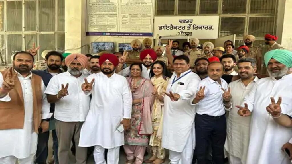 175993 लाख वोट से जालंधर लोकसभा सीट जीते चरणजीत सिंह चन्नी ! काउंटिंग सेंटर पहुंचे, नेताओं का करवाया मुंह मीठा !