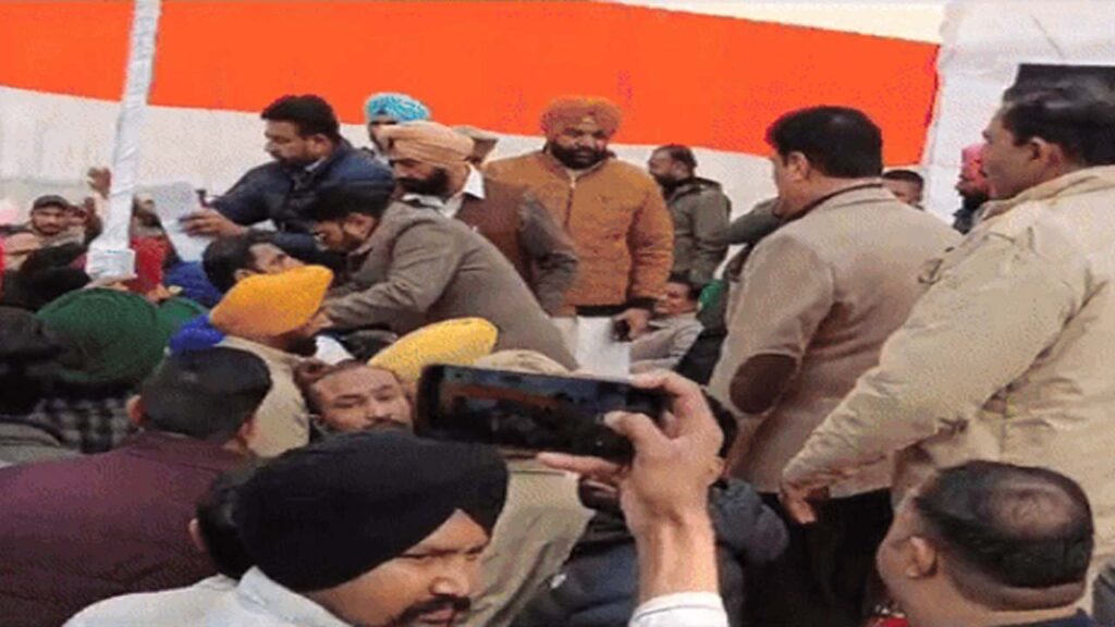 कांग्रेस की मीटिंग में हंगामा ! अमृतसर से सांसद गुरजीत सिंह औजला और पंजाब के पूर्व डिप्टी सीएम ओपी सोनी समर्थकों के बीच झड़प, पढ़ें