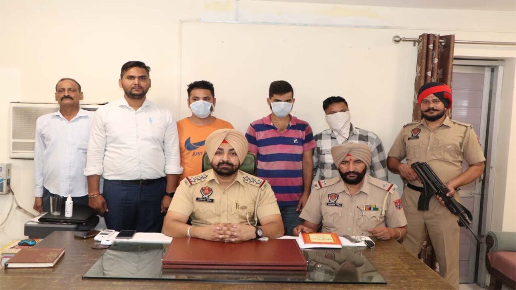 सवारी बनकर ई-रिक्शा लूटने वाले तीन लुटेरों को कमिश्नरेट पुलिस ने किया गिरफ्तार, पढ़ें