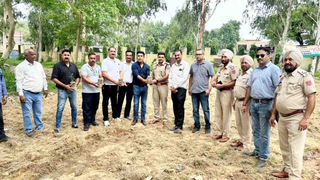 कमिश्नरेट पुलिस ने हरियाली के लिए उठाया अहम कदम, एन.जी.ओ वारियर्स के सहयोग से वृक्षारोपण अभियान चलाया