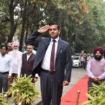 DC Himanshu Aggarwal ने संभाला पदभार, पिता और ससुर से लिया आशीर्वाद, पढ़ें