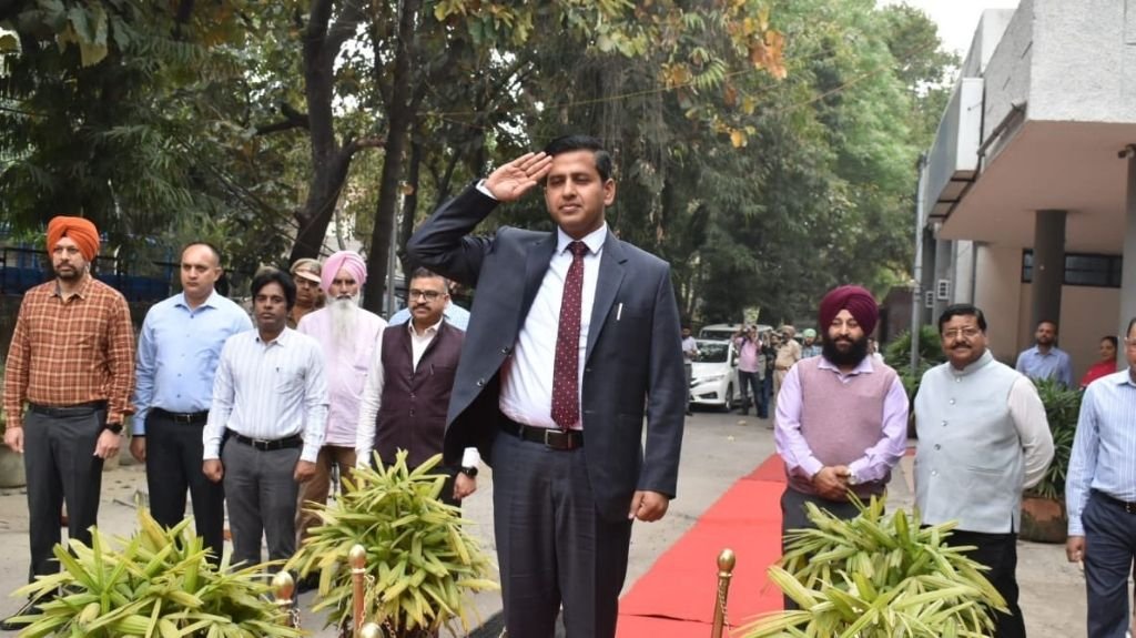 DC Himanshu Aggarwal ने संभाला पदभार, पिता और ससुर से लिया आशीर्वाद, पढ़ें