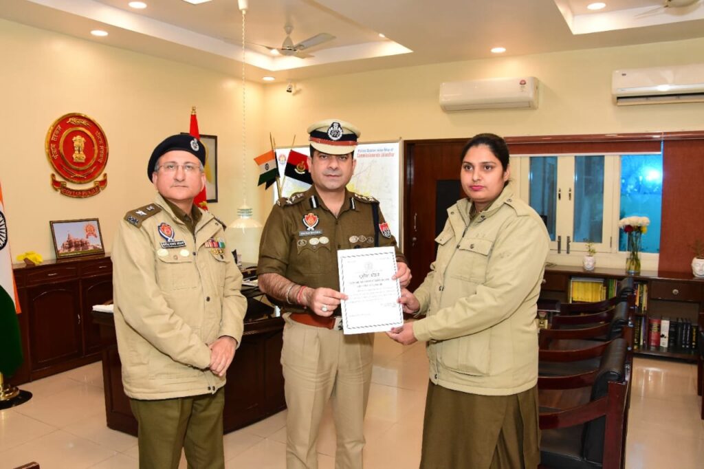 सीपी ने ड्यूटी प्रभावशाली ढंग से निभाने के लिए 57 पुलिसकर्मियों को प्रशंसा पत्र प्रदान किए 