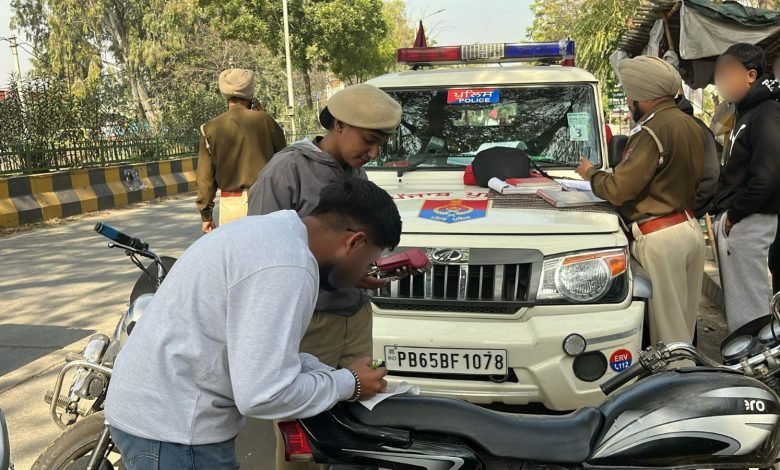 जालंधर: ट्रैफिक उल्लंघन करने वालों पर कार्रवाई, 325 वाहनों की जांच, 45 चालान और 6 मोटरसाइकिलें जब्त