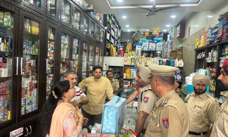 नशे के खिलाफ अभियान: नूरमहल में केमिस्ट दुकानों पर पुलिस व ड्रग इंस्पेक्टर की संयुक्त चेकिंग