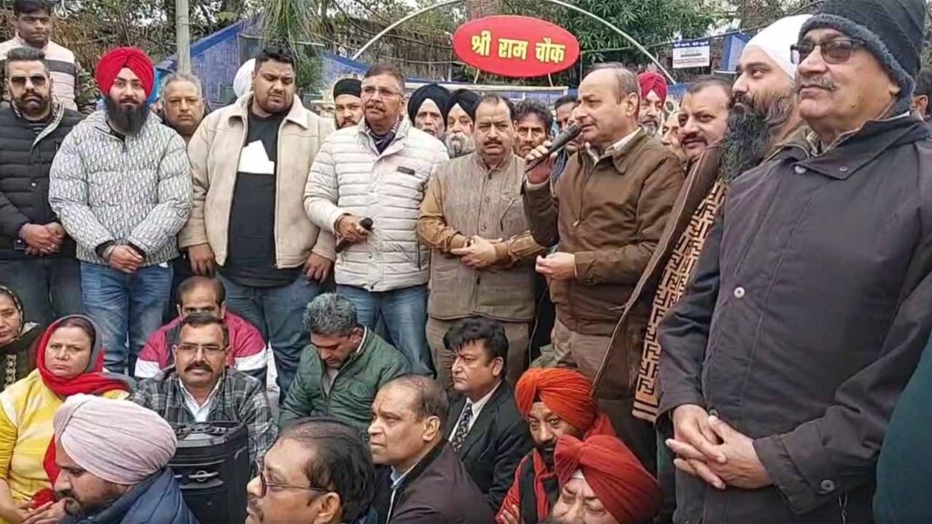 जालंधर : पंजाब सरकार के खिलाफ नगर निगम दफ्तर के बाहर कांग्रेस पार्टी का जोरदार प्रदर्शन, पढ़ें