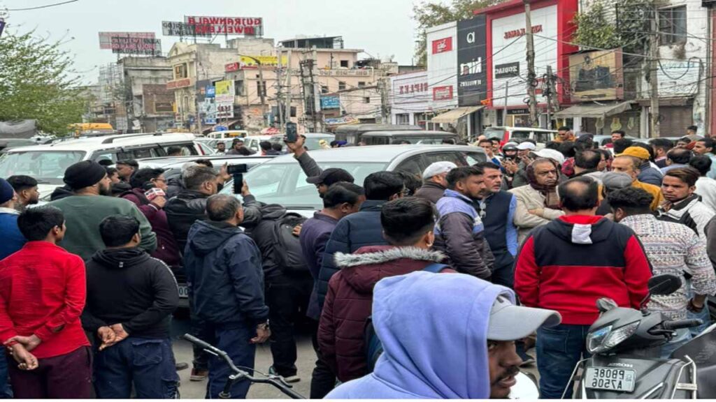 जालंधर में कार पार्किंग को लेकर हुआ विवाद, कार चालक ने रेहड़ी वाले के साथ की मारपीट !