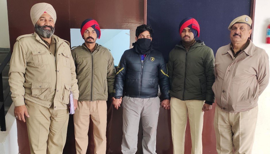 जालंधर कमिश्नरेट पुलिस ने दोहरे हत्याकांड का मामला सुलझाया. हथियारों सहित मुख्य आरोपी नोएडा से गिरफ्तार