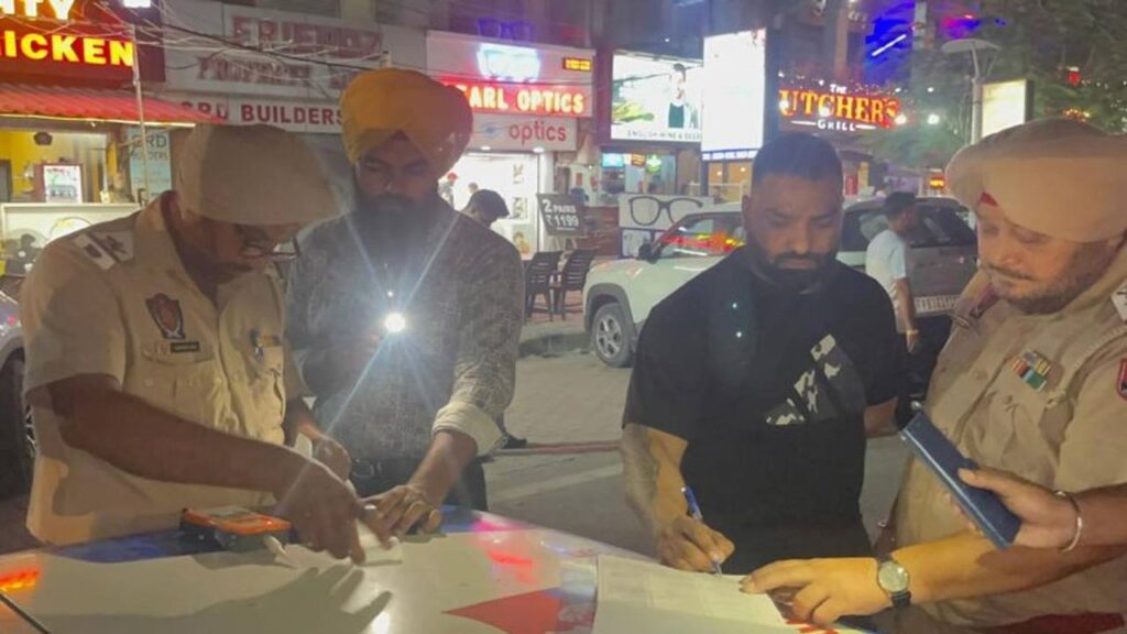 जालंधर: खुले में शराब पीने वालों के खिलाफ कमिश्नरेट पुलिस का एक्शन, काटे चालान