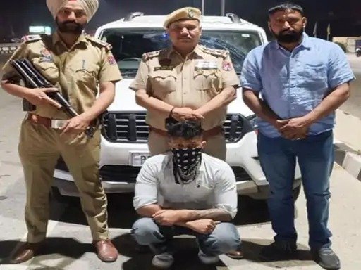 जालंधर देहात पुलिस ने यूट्यूबर रोजर संधू के घर पर हुए ग्रेनेड हमले के सातवें आरोपी को चंडीगढ़ एयरपोर्ट से गिरफ्तार किया