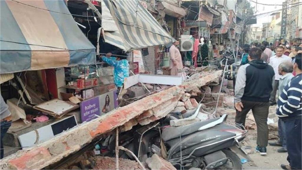 जालंधर के भीड़ भाड़ वाले बाजार में बड़ा हादसा, 4 दुकानों का लेंटर गिरा, कई वाहन क्षतिग्रस्त, पढ़ें