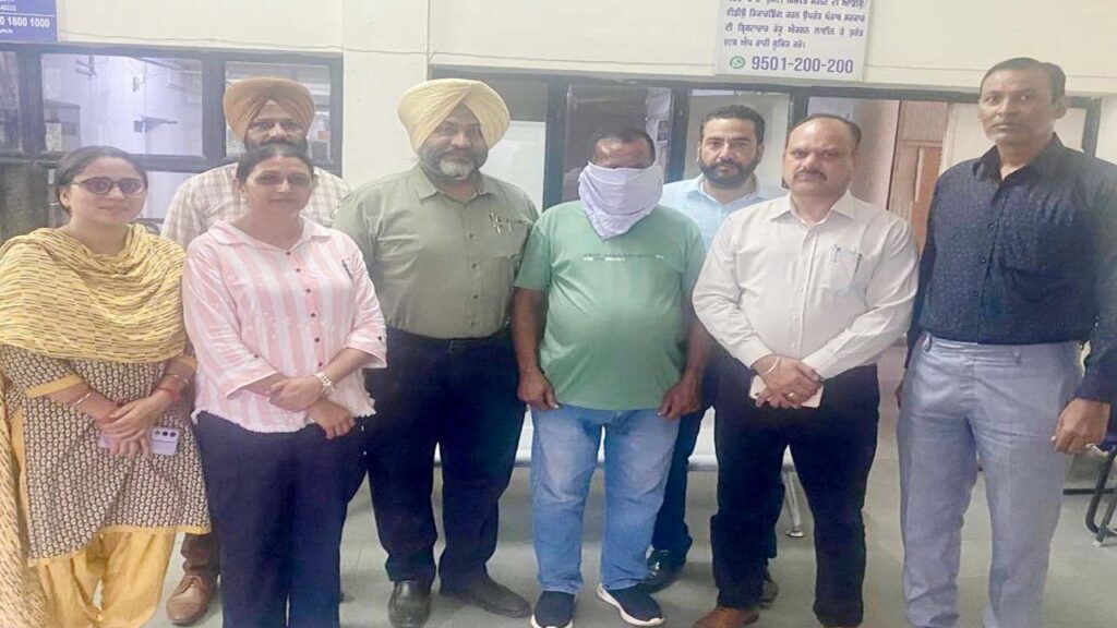 5000 रुपये रिश्वत लेते जालंधर के वेब पत्रकार विजिलेंस ब्यूरो द्वारा काबू