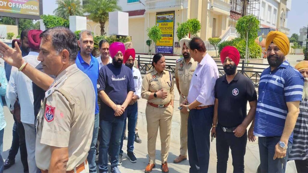 दुकानदारी प्रभावित होने के कारण 66 फ़ीट रोड क्यूरो माल मार्किट एसोसिएशन के दुकानदारों ने पुलिस से लगाई गुहार !