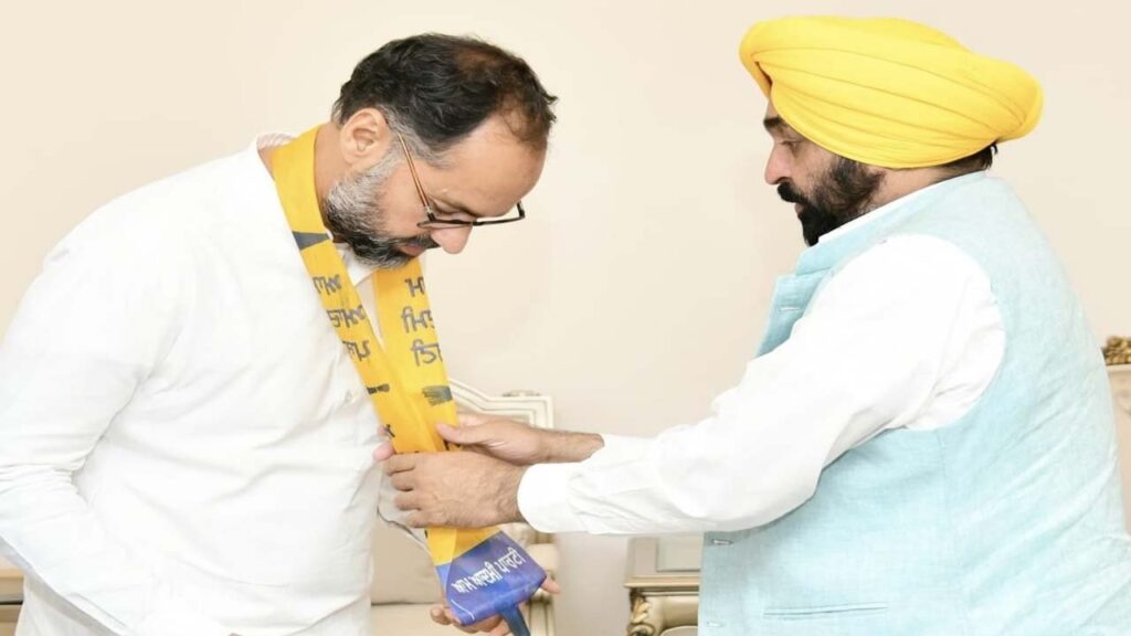 शिअद को बड़ा झटका, वरिष्ठ नेता पवन टीनू साथियों सहित आम आदमी पार्टी में शामिल !