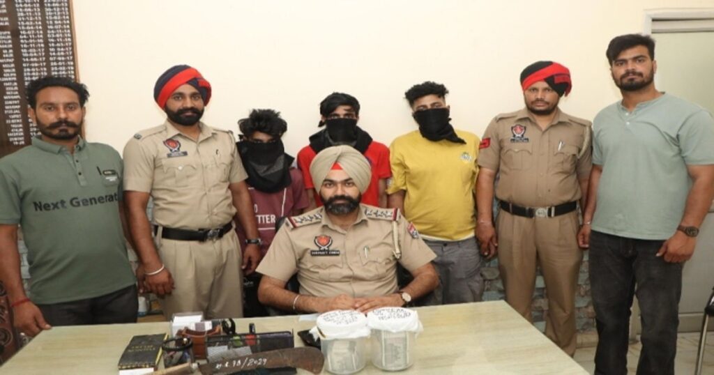 कमिश्नरेट पुलिस ने लूटपाट, स्नैचिंग मामले में 3 आरोपियों को किया गिरफ्तार , नकदी/ऑटो रिक्शा सहित अन्य सामान बरामद !