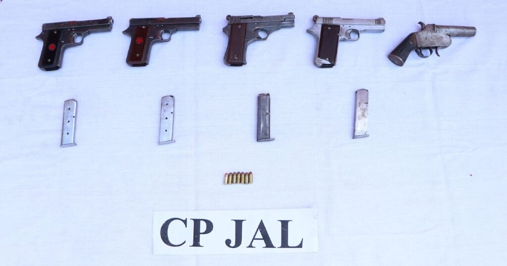 कमिश्नरेट पुलिस ने विक्की गोंडर गैंग के एक साथी को भारी मात्रा में हथियारों सहित किया गिरफ्तार !